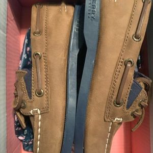 I am selling brand new kids sperrys vineyard vines